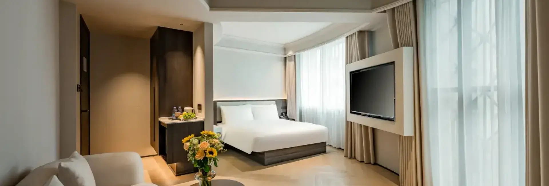 Großes Schlafzimmer mit Blick auf die Schatzstadt