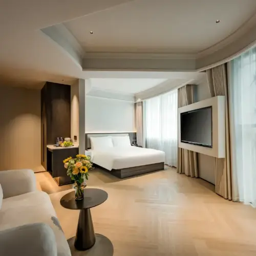 Großes Schlafzimmer mit Blick auf die Schatzstadt