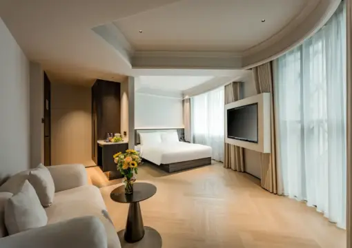 Großes Schlafzimmer mit Blick auf die Schatzstadt