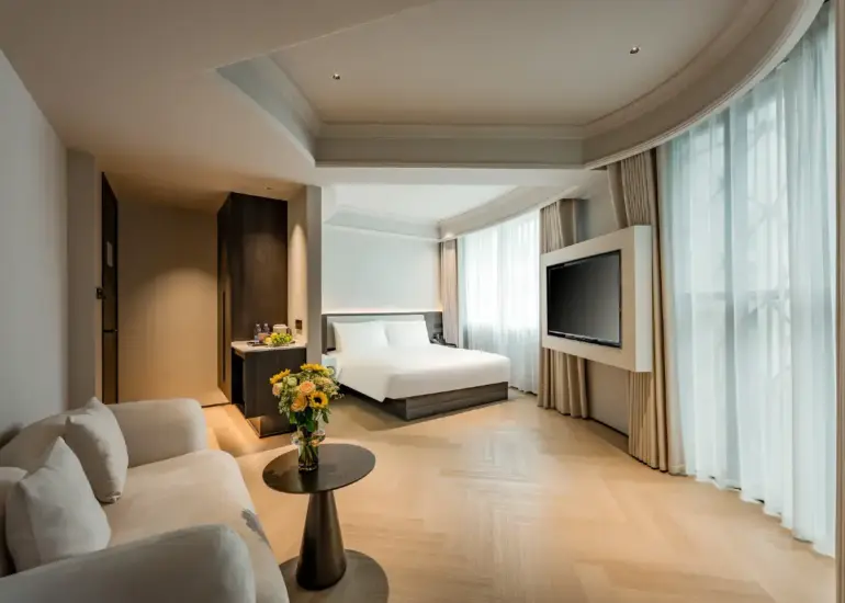 Großes Schlafzimmer mit Blick auf die Schatzstadt