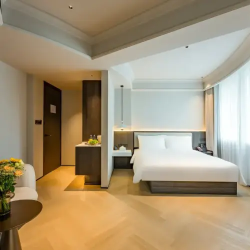 Großes Schlafzimmer mit Blick auf die Schatzstadt