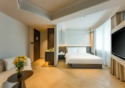 Großes Schlafzimmer mit Blick auf die Schatzstadt