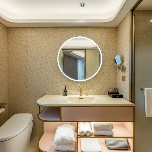 Großes Schlafzimmer mit Blick auf die Schatzstadt