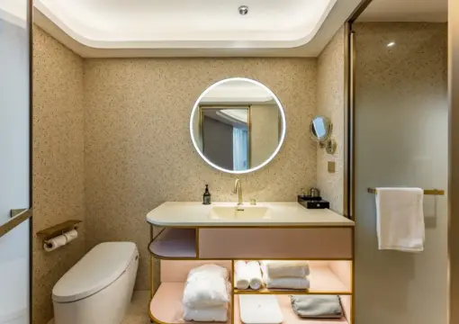 Großes Schlafzimmer mit Blick auf die Schatzstadt