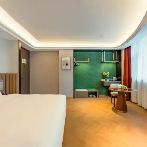 Großes Schlafzimmer mit Blick auf die Schatzstadt