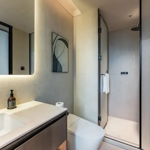 Großes Schlafzimmer mit Blick auf die Schatzstadt