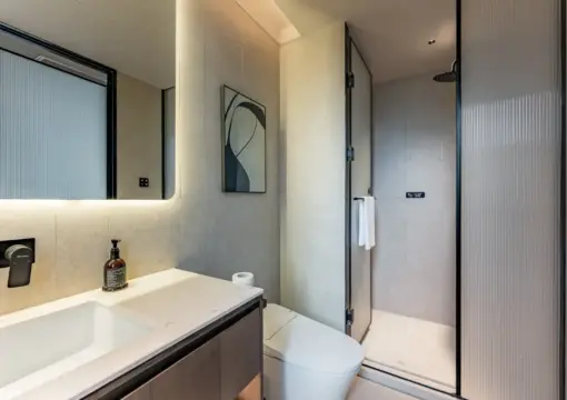 Großes Schlafzimmer mit Blick auf die Schatzstadt