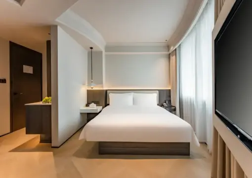 Großes Schlafzimmer mit Blick auf die Schatzstadt