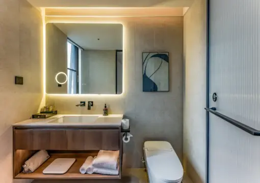 Großes Schlafzimmer mit Blick auf die Schatzstadt