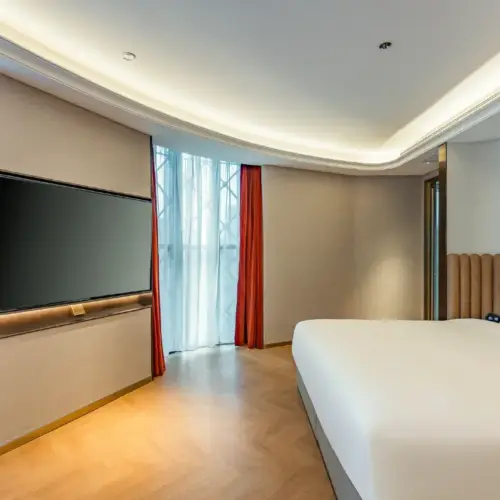 Großes Schlafzimmer mit Blick auf die Schatzstadt