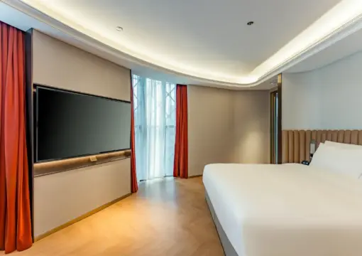 Großes Schlafzimmer mit Blick auf die Schatzstadt