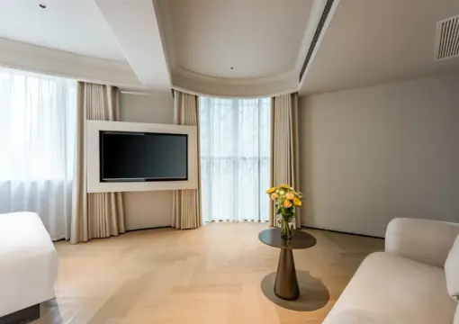 Großes Schlafzimmer mit Blick auf die Schatzstadt